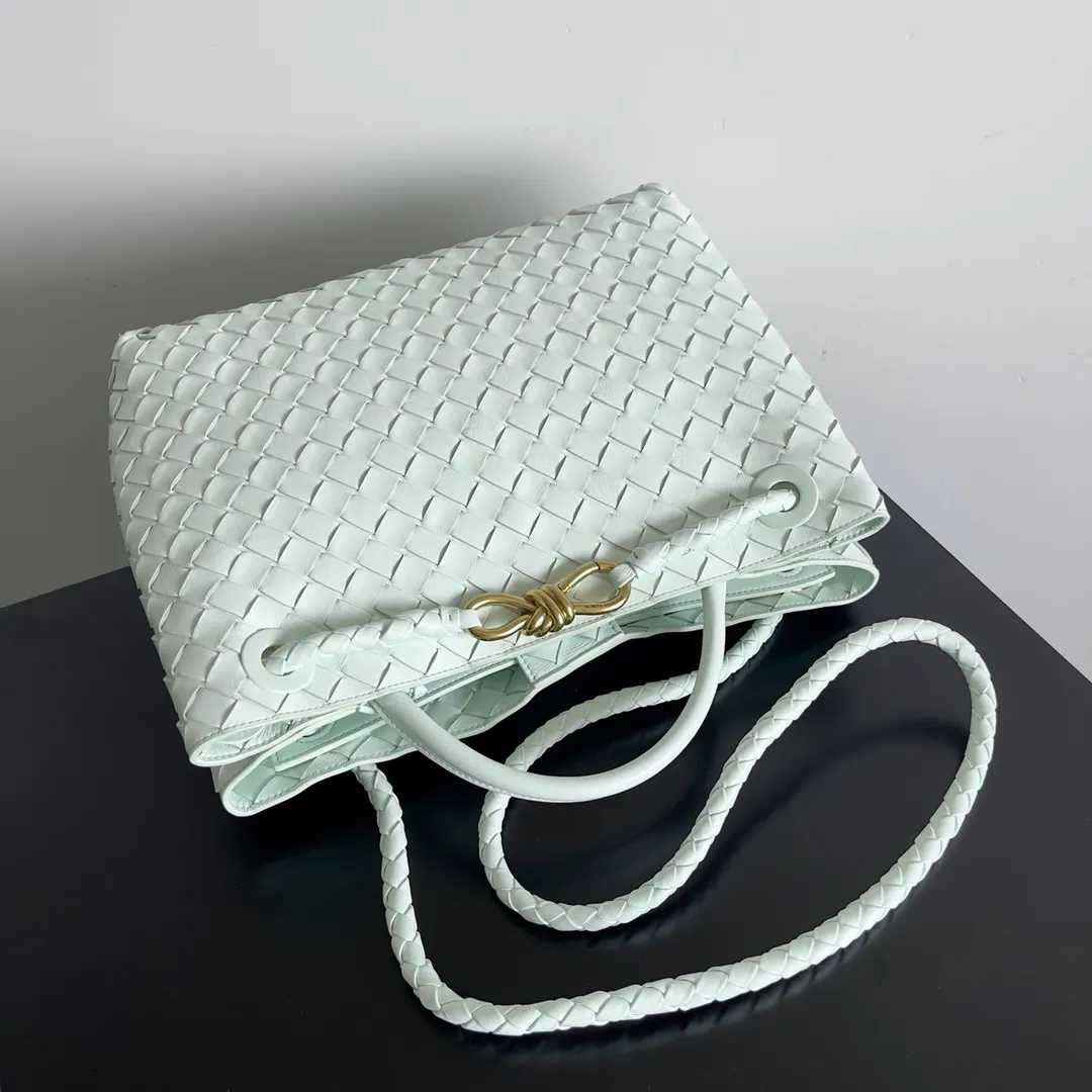 The 2023 new Andiamo batch of 2260 BV has been shipped‼ ️Really popular🔥The new Andiamo woven handbag launched by Bottega Veneta this season is really popular all over the world! ! Celebrities at home and abroad have worn it, and Oscar-winning actress Michelle Yeoh has taken it out on the street. Song Jia, Trai Yara, Yu Feihong, Sanji Ayaka, Rosie Hunting-Whiteley, Yoshioka Riho, etc. have all picked up this bag. It is classic and versatile, showing off its temperament, and the bag capacity is also large, which is very convenient for daily commuting! ! A variety of carrying methods, the shoulder straps can be adjusted by yourself, the original lambskin feels soft and delicate, and the unisex style breaks the gender boundaries and brings a more practical and long-lasting use experience. Andiamo, which has both elegant and casual styles, perfectly interprets the true appearance of "fashionable old money style". Style number: 743572 Size: 32*24*12